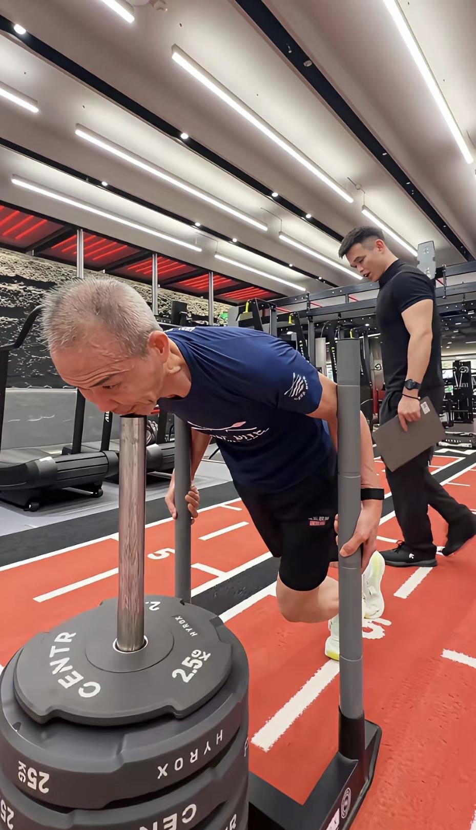 近期，75岁王石出现在健身房，他做各项运动的画面。

只见王石很卖力的在健身，每