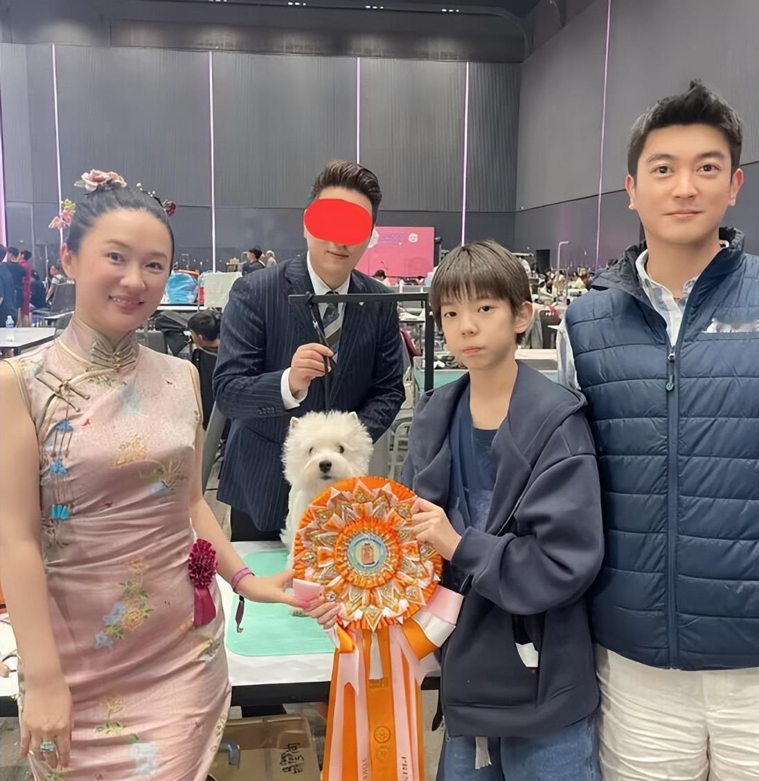 杜江一家三口外出聚餐，13岁嗯哼身形高挑 