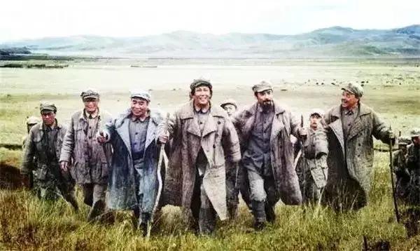 万水千山只等闲。五岭逶迤腾细浪，乌蒙磅礴走泥丸。金沙水拍云崖暖，大渡桥横铁索寒。