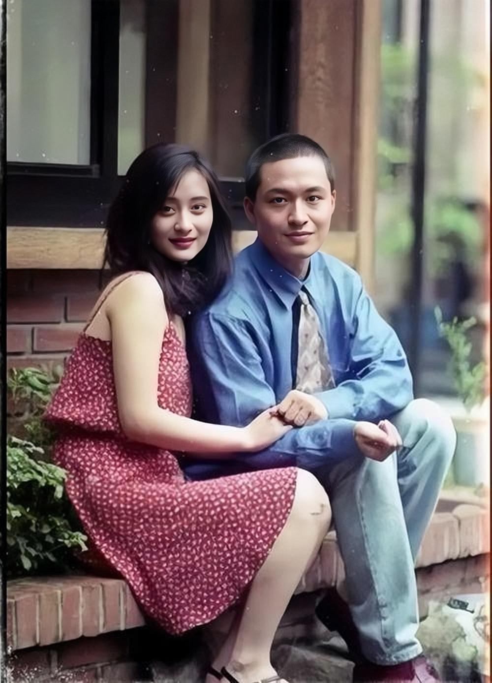 马景涛与陈德容古早合影，两人曾搭档拍戏，合作过6次，饰演了多个经典角色。

这是
