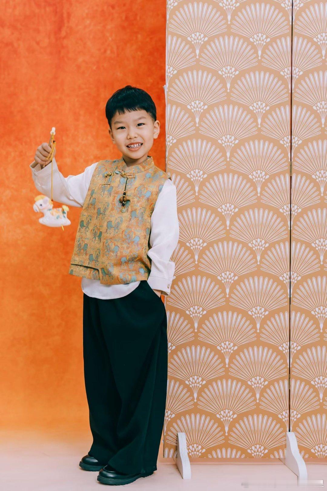 【辞旧 迎新 策马 向前 】儿童是祖国的未来，愿祖国的花朵健康成长！