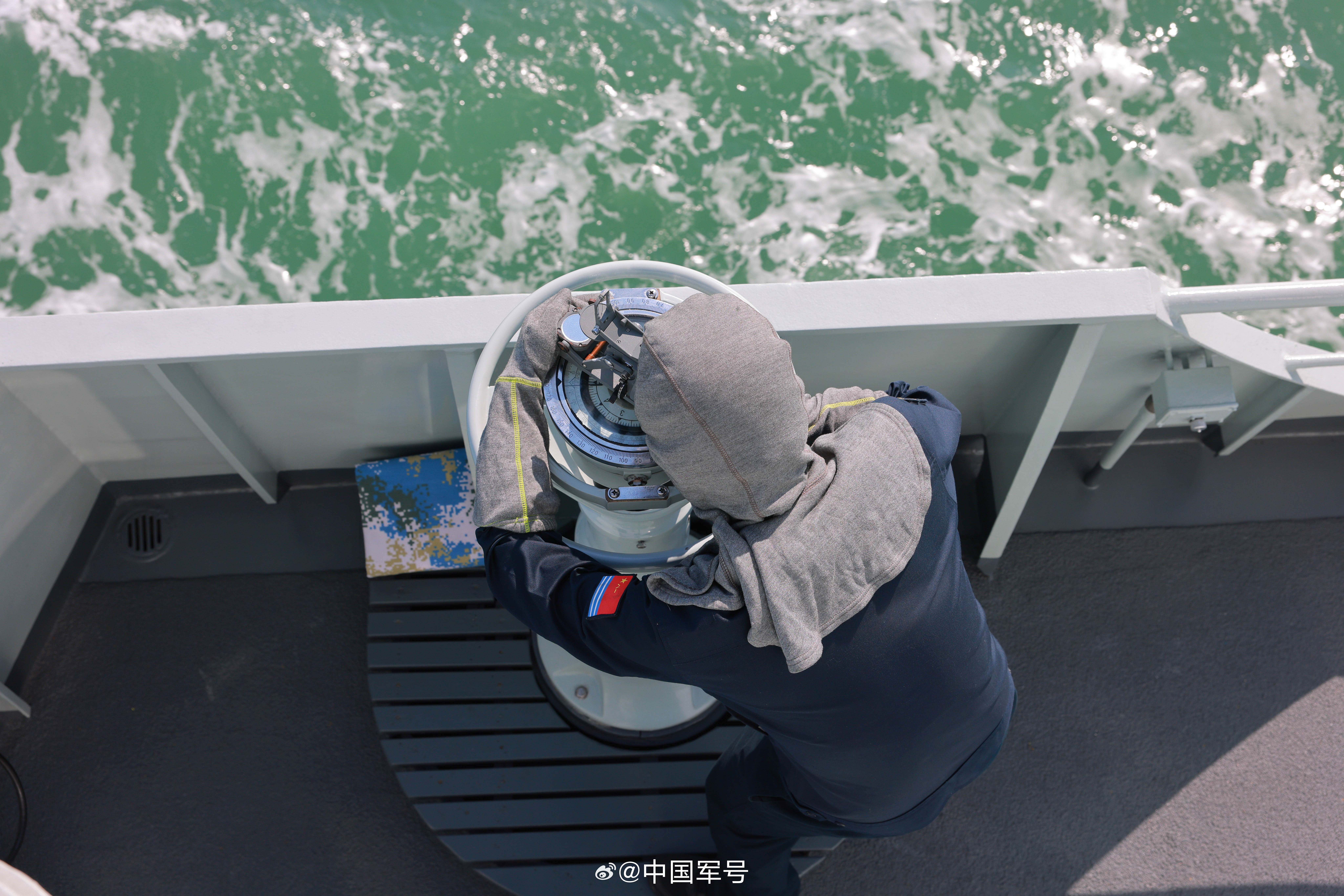 【泰山舰嵩山舰最新训练画面】近日，南部战区海军某大队泰山舰、嵩山舰组成舰艇编队，