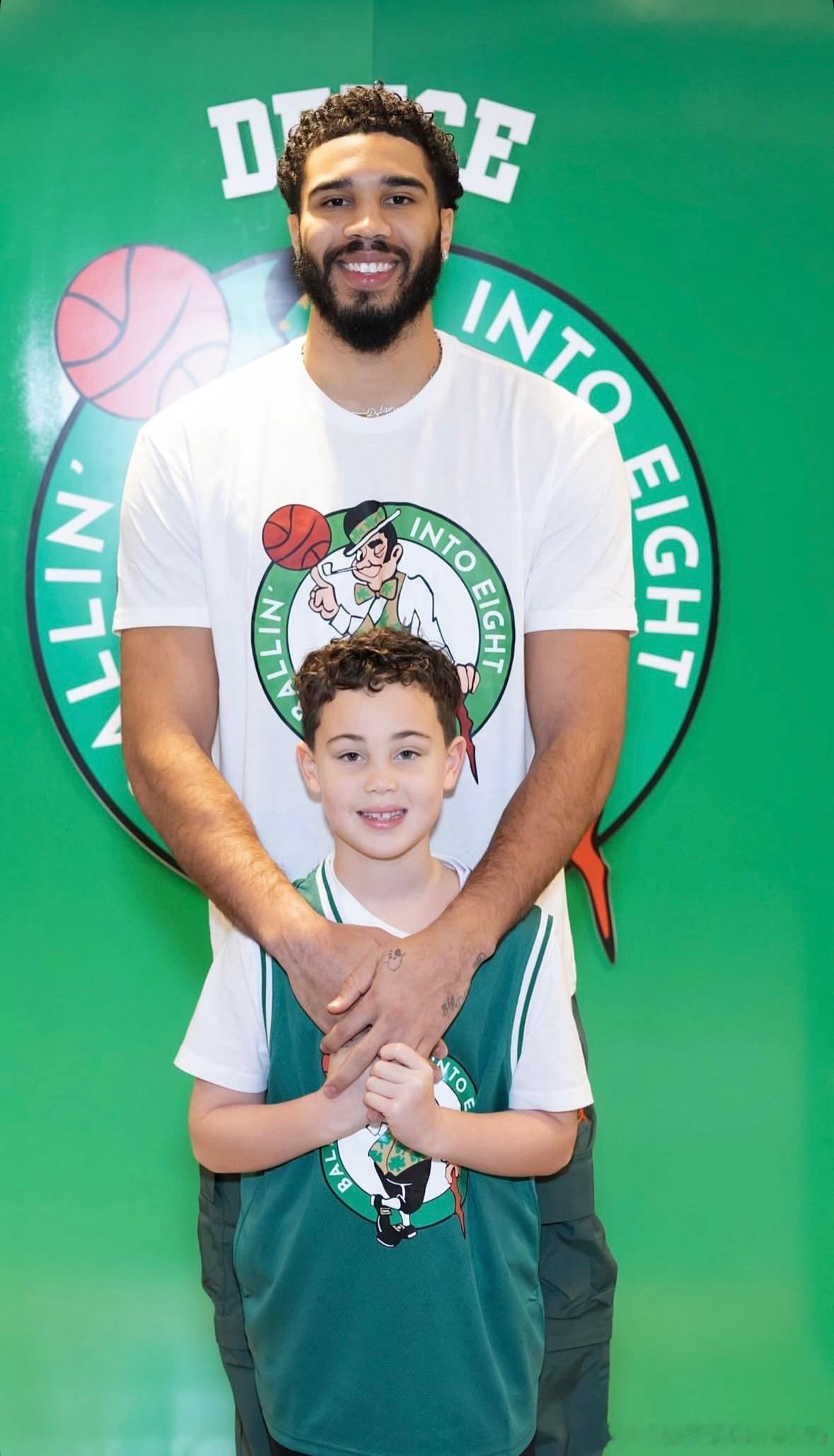 Deuce和杰森·塔图姆！！！波士顿凯尔特人主题！！！Tatum父子一起以绿色和