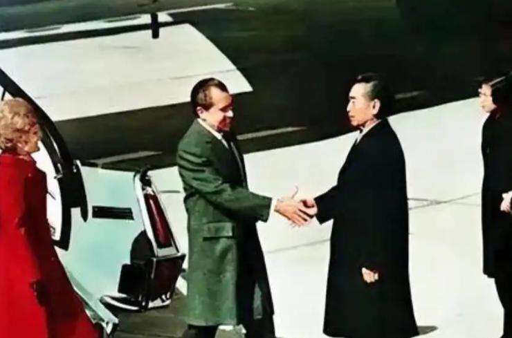 世纪抵达：机场握手，打破20年的外交坚冰
 
1972年2月21日上午11时30
