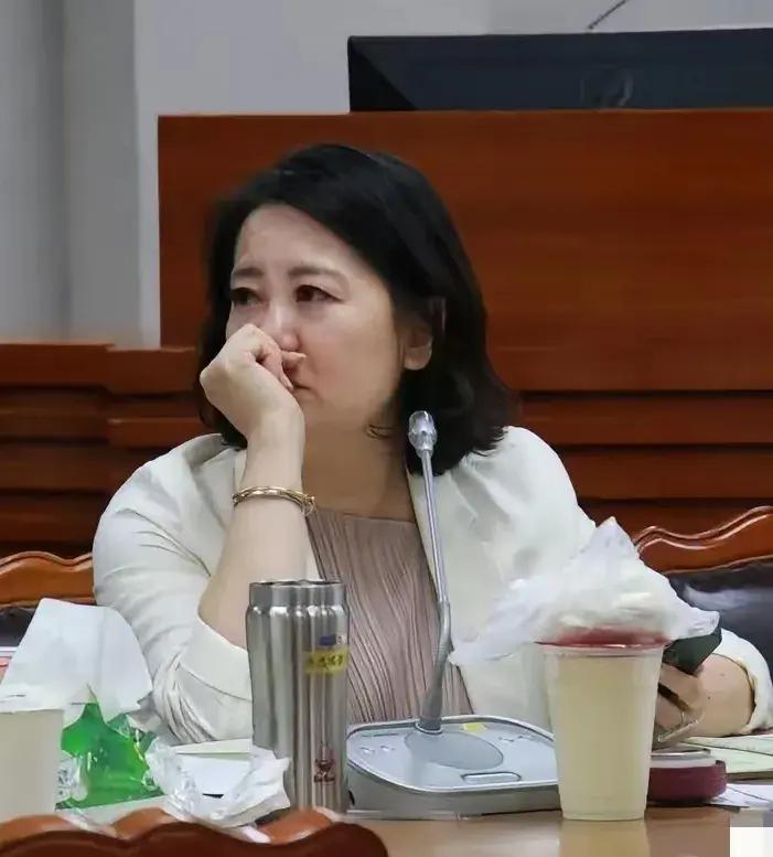 沈伯洋竞选总干事、民进党籍立委吴思瑶29日凌晨在社媒发文，并配了一张情绪比较低落