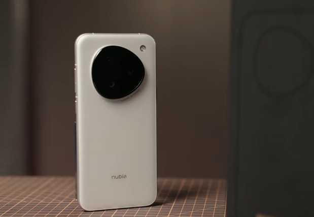 豆包手机展现了AI的“能力”，而荣耀Magic8的“自进化”概念，则想让AI拥有