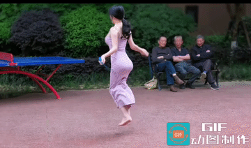 难怪这小区人均寿命都超高
 
小区公园名场面来了！
小姐姐赤脚跳绳，身姿轻盈灵动