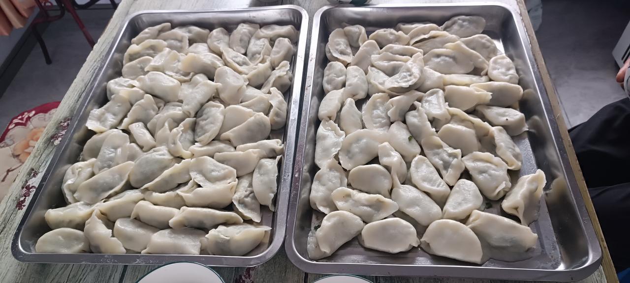 我哥家的早饭可真早，还是包的饺子，也不知嫂子是几点起来包的。我才睁开睡眼，就看见
