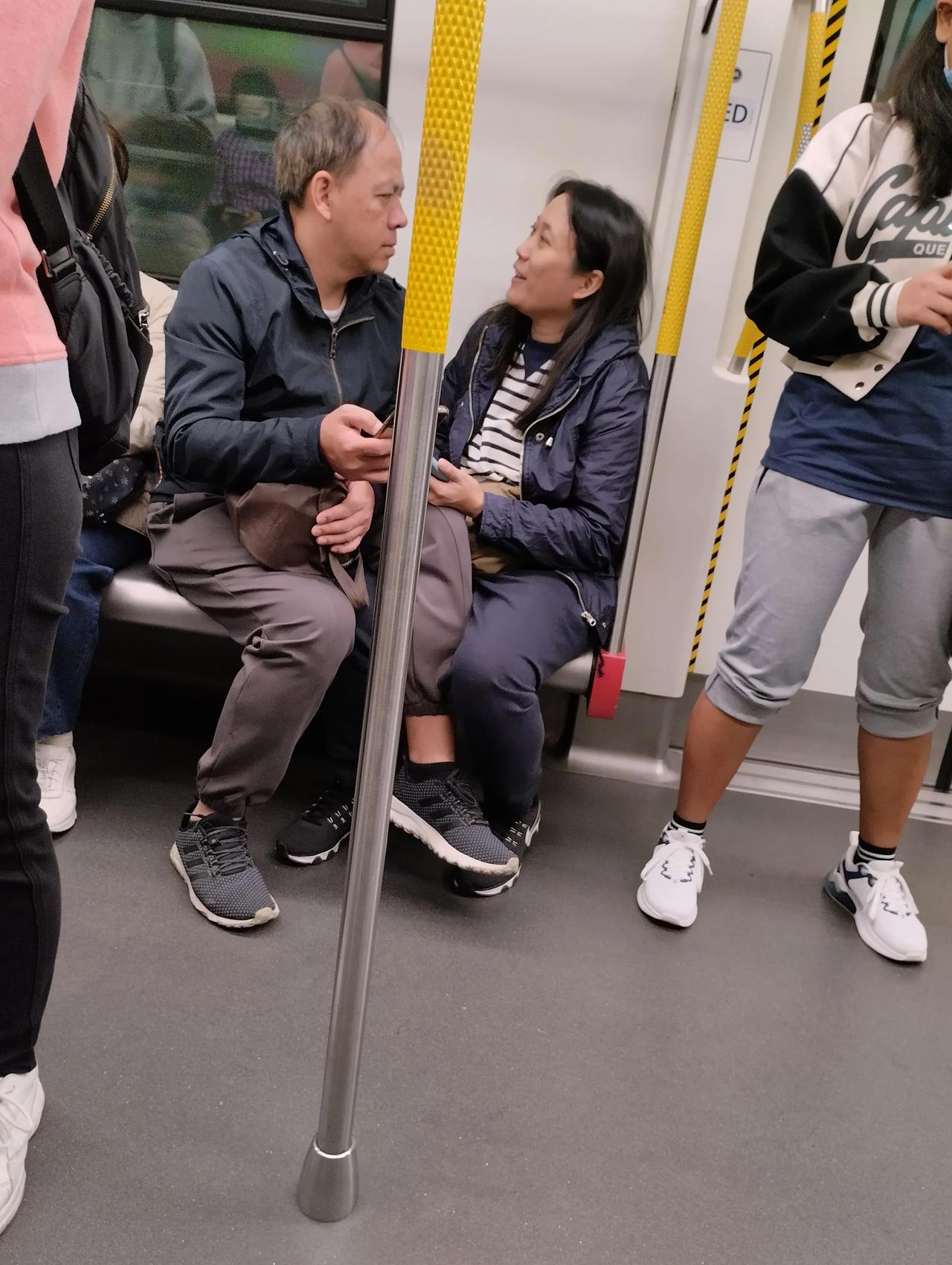 香港地铁的一幕,中年人的愛情一点都不斯文[捂脸]