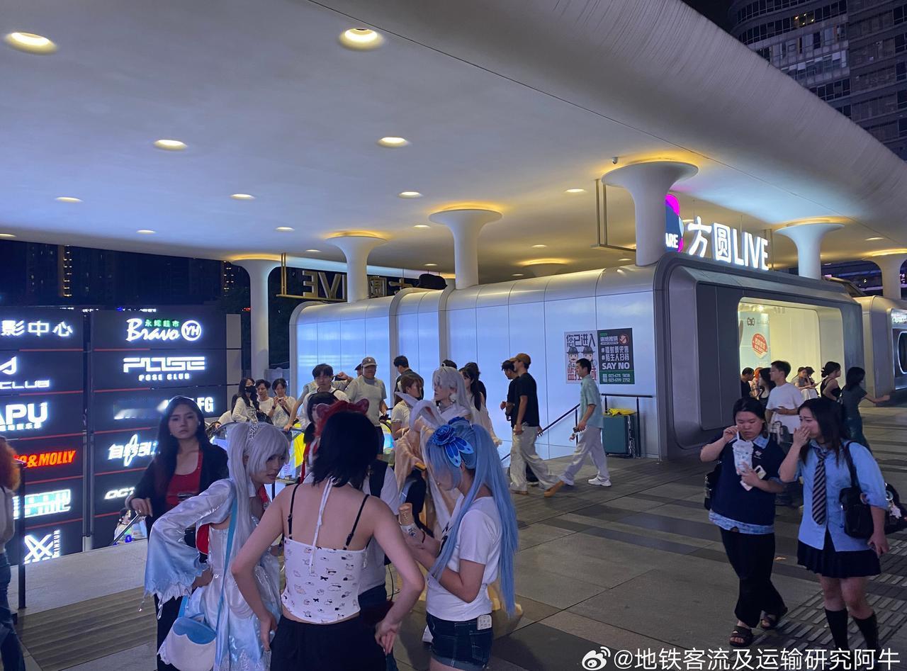 网友：2025年10月02日（周四，国庆假期第二天，阴，25℃）重庆轨道交通晚间
