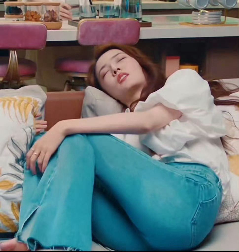 徐璐这表情是肚子疼还是…… ​​​