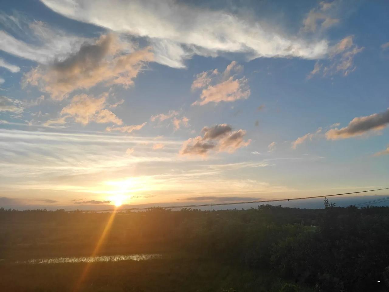 夕阳西下，云卷云舒，静享大自然的宁静与美好。🌅🌿