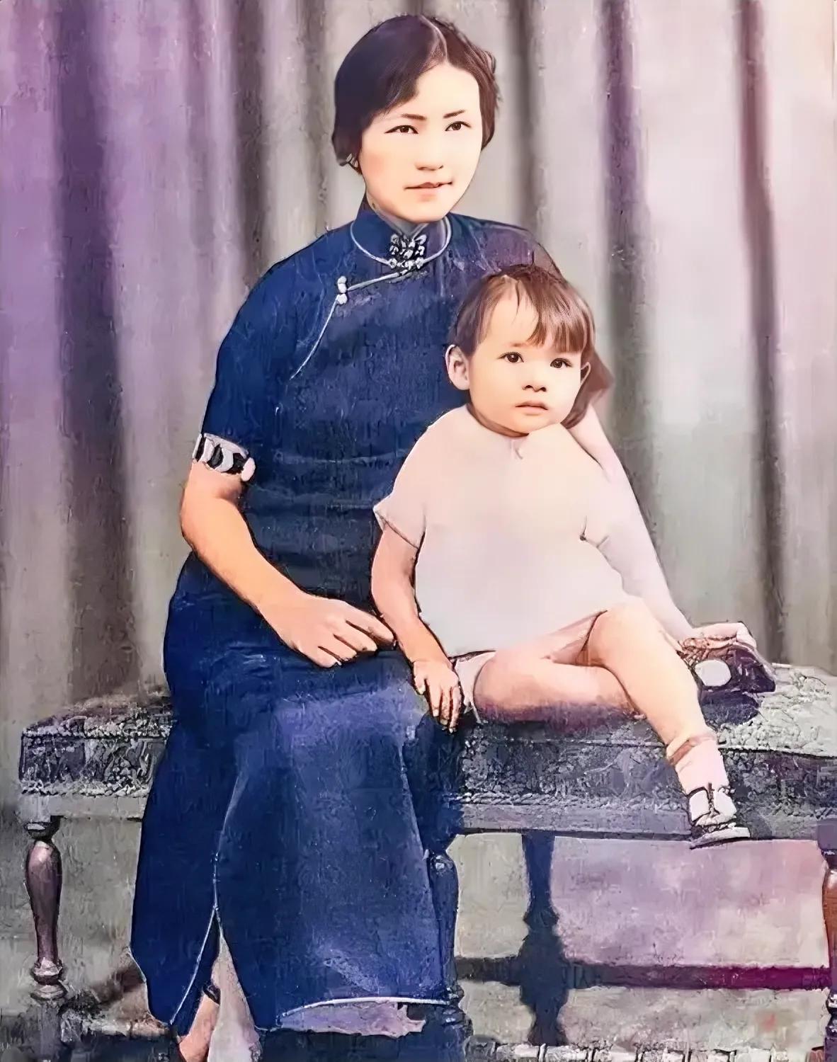 1932年，林徽因和3岁女儿梁再冰的合影。
还是第一次看到这张照片：沉静的妈妈和