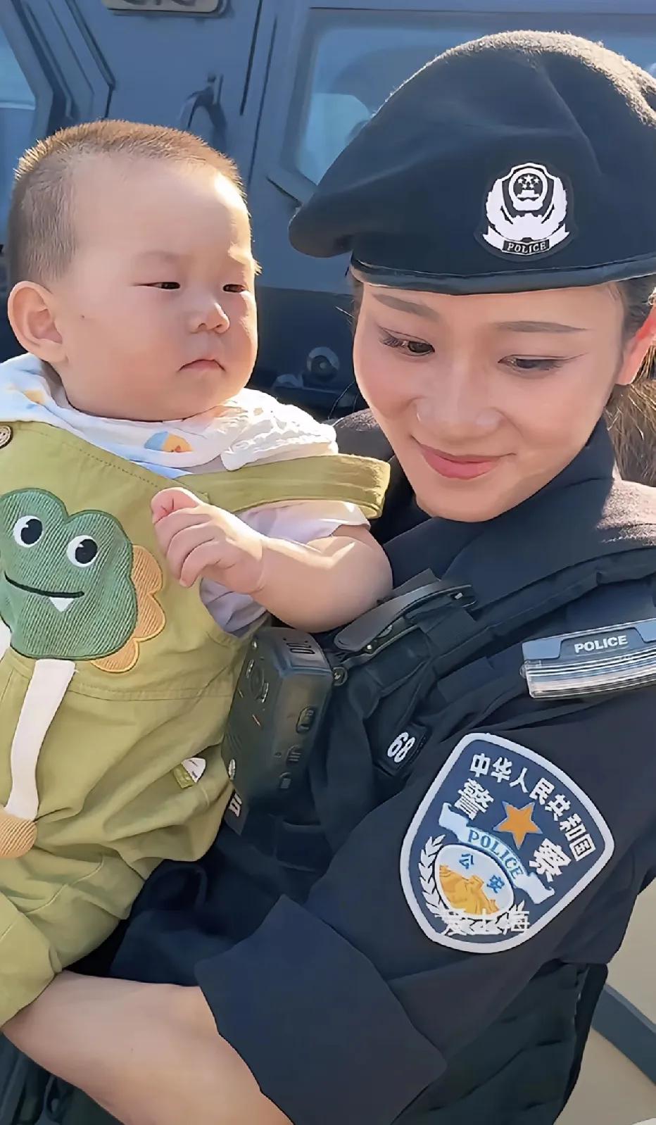 都说江浙沪一带，都出美女西施，那可真不假呀。

杭州有美女交警李语薇，上海有特警