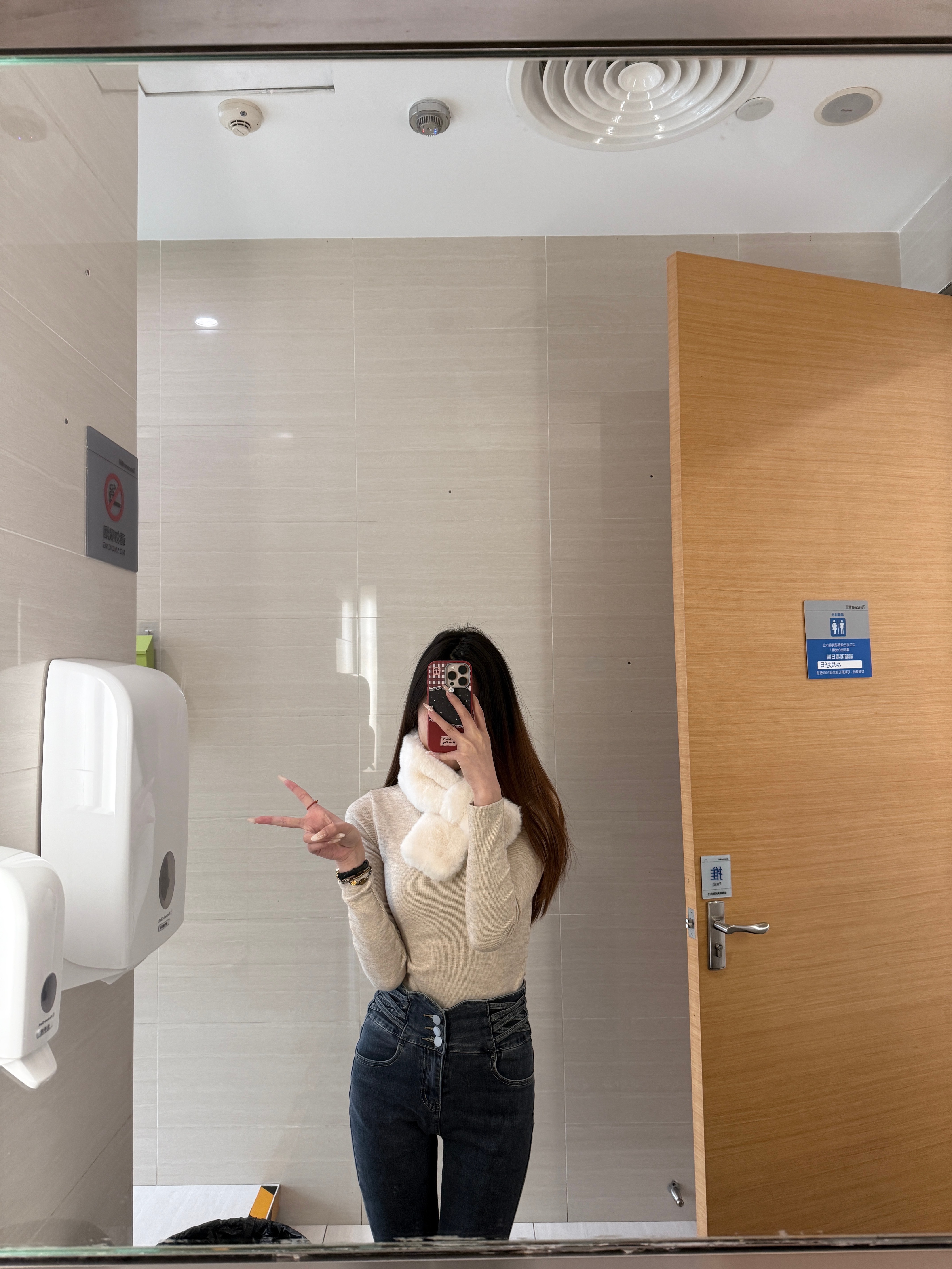 月亮可以为我作证，我向它传了很多想你的简讯 