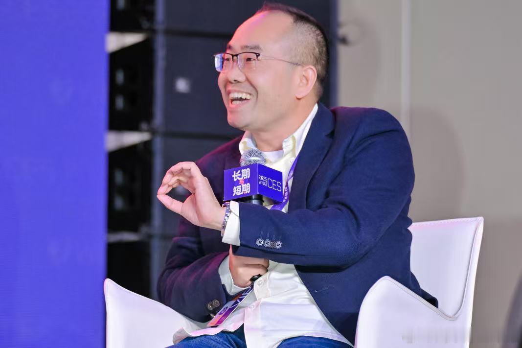 2025新汽车技术合作生态交流会 云驰未来创始人兼CEO曾剑隽：AI本身是一个技