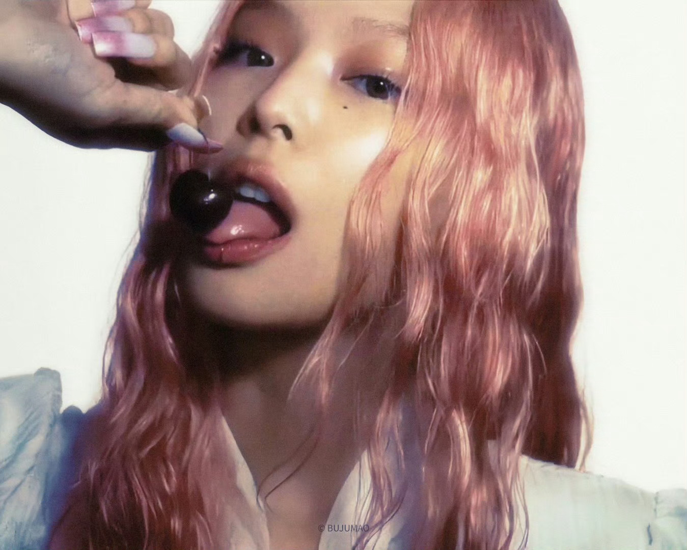 #Jennie全新粉发造型#jennie单曲mantra预告来了，全新粉发造型美