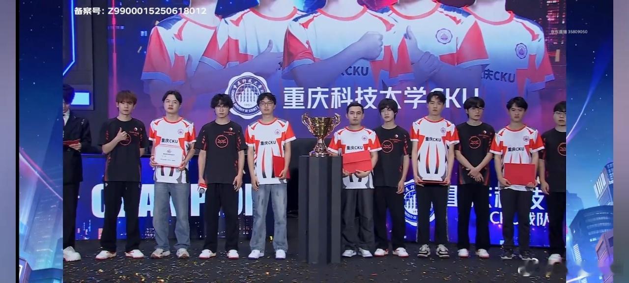 无畏把外套送给电竞MVP无畏赛场超神，MVP当之无愧，兴奋之下将外套抛向粉丝！今
