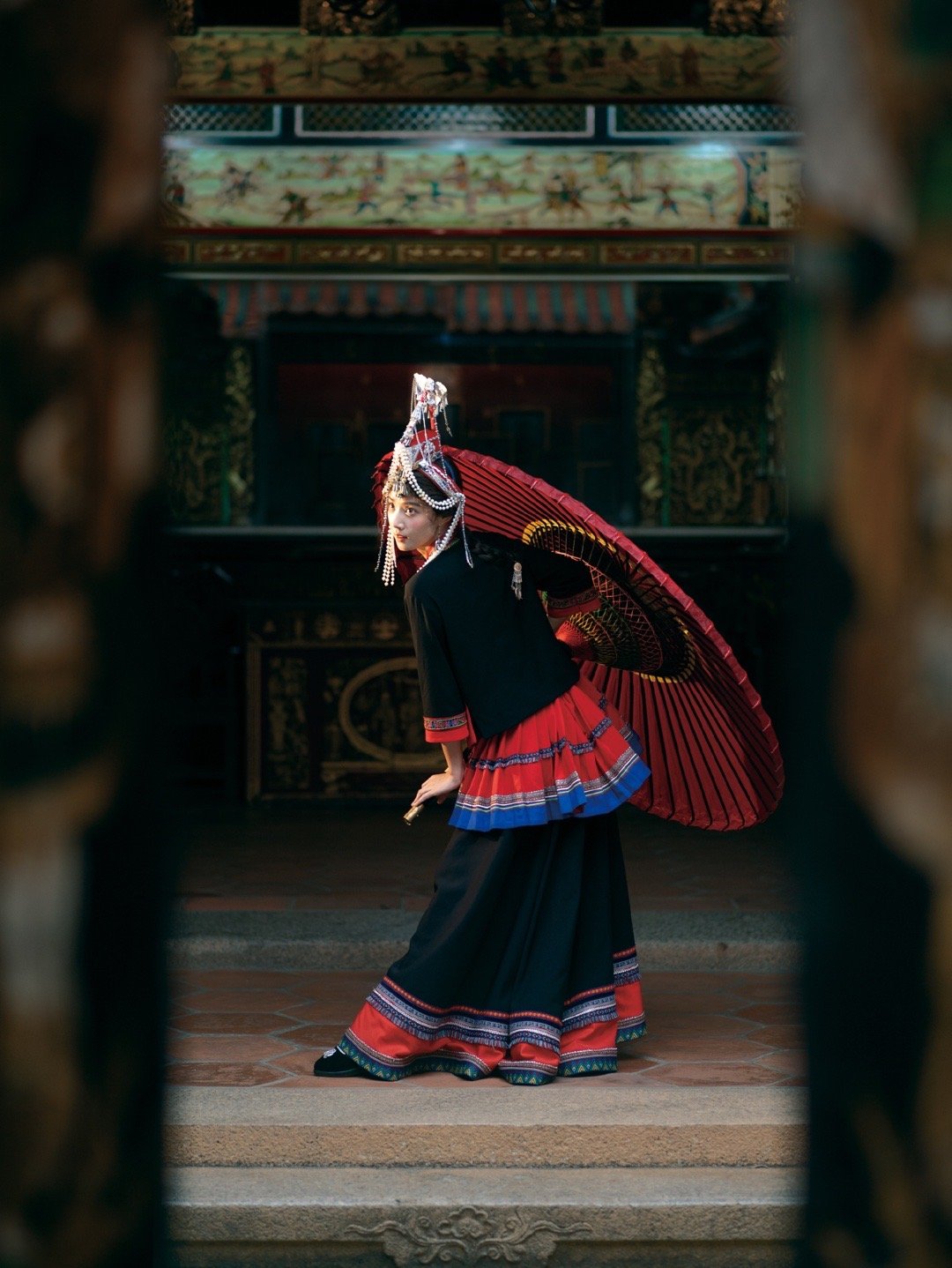 卢昱晓畲族造型卢昱晓畲族服饰写真，淡颜系长相与清冷神态，故事感直接拉满