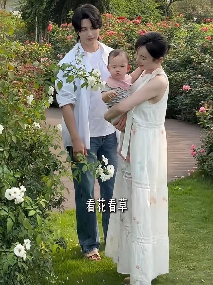 张檬小五带娃春游，一家三口久违同框，画面太甜了！
4月21日，有网友偶遇张檬小五