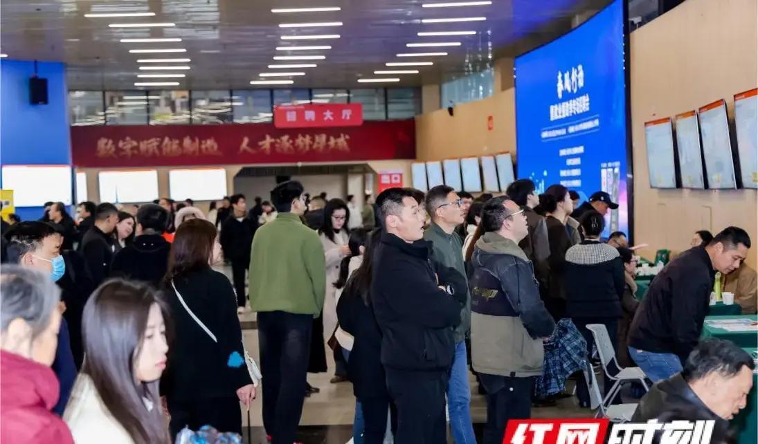 3月18日，长沙人才市场人头攒动，696人现场挤爆招聘会，却只有1500多个岗位