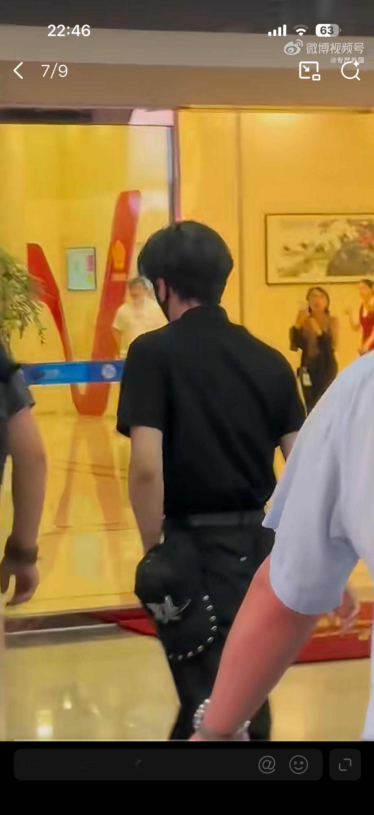 我哥哥穿搭的小巧思是大logo polo衫会搭一点铆钉元素来中和严肃感，一下子就