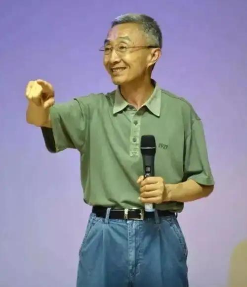 大学课堂上，女生突然站起来问：李白一辈子不工作，哪来钱游山玩水？戴建业一句话逗笑
