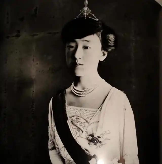 四个女儿、九年冷眼：那个跪在婆婆面前的良子皇后，把苦全还给了美智子

咱们先说这