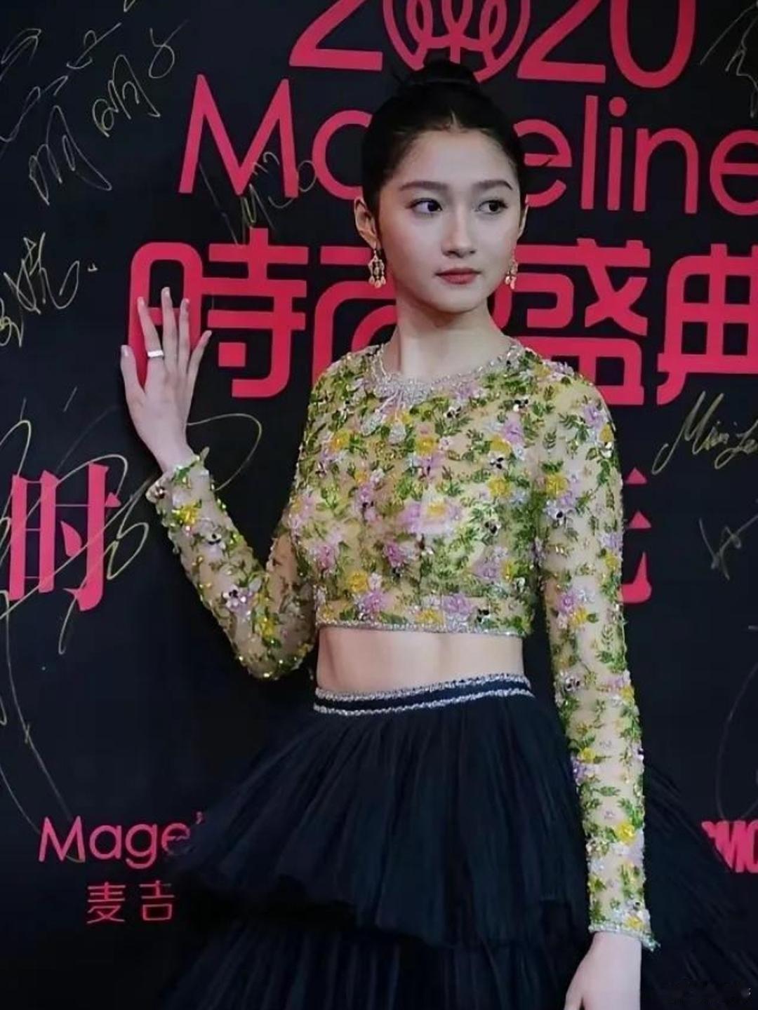 不得不说，关晓彤这衣服是不是做小了 