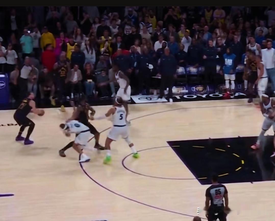 致敬詹姆斯？
老詹怎么也没想到，曾经都是自己甩锅
今天自己竟然成了被甩锅的对象