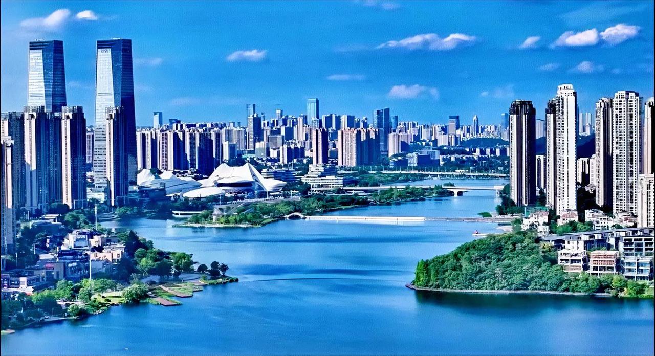 从长沙市梅溪湖这个方向看过去，感觉长沙市区的高楼也确实建了不少，但个人觉得就是没