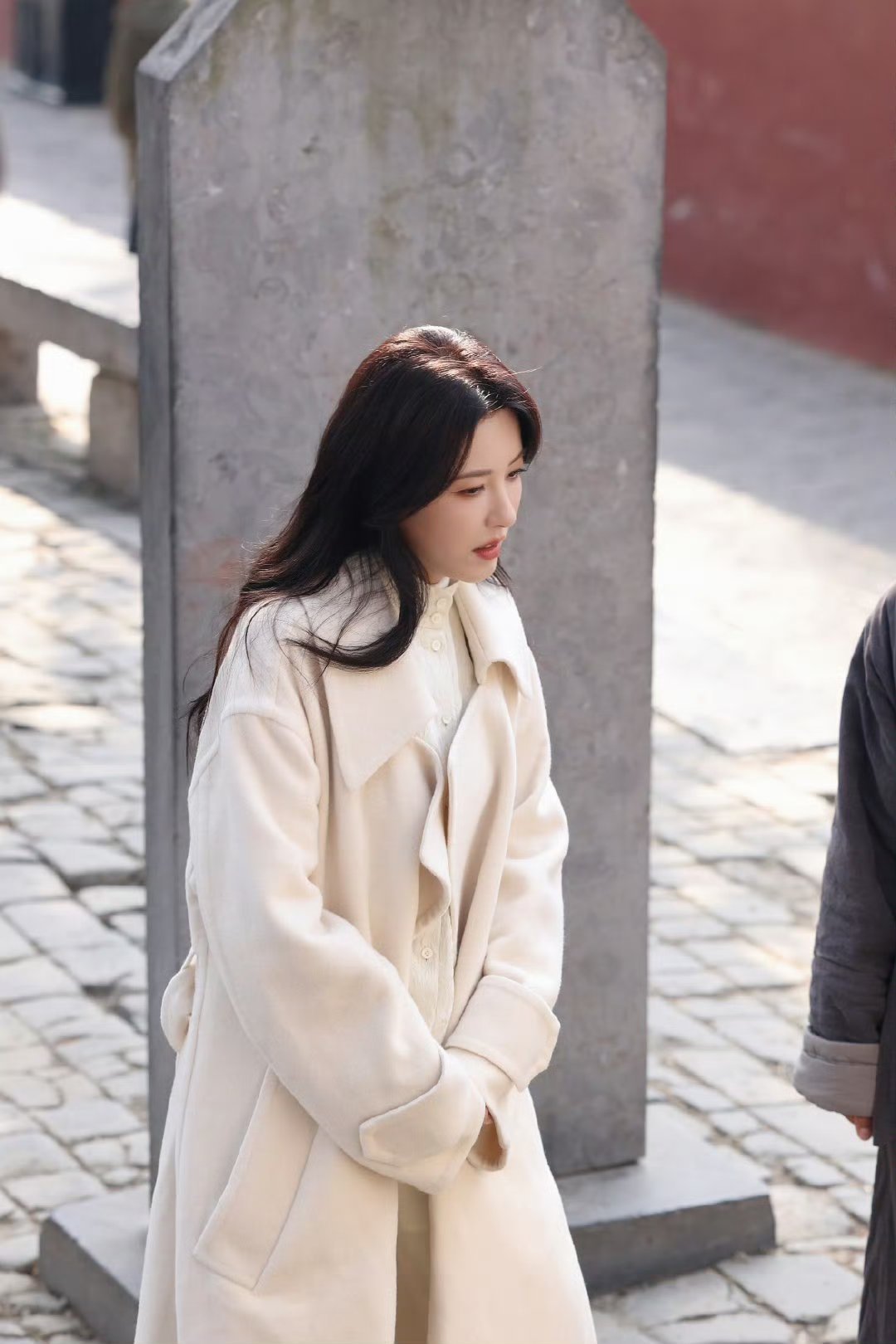 网友少林寺偶遇曾黎 网友在少林寺偶遇穿白色大衣的曾黎，姐把温柔气质拿捏了 