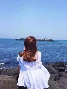 重感情的女人，真的不是傻，就是太善良、太心软了。
 
你对她三分好，她能掏十分真