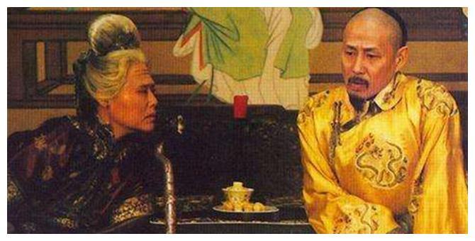 1688年，75岁的孝庄病逝，一手带大的孙子康熙，伏在她身上嚎啕大哭，哭得上气不