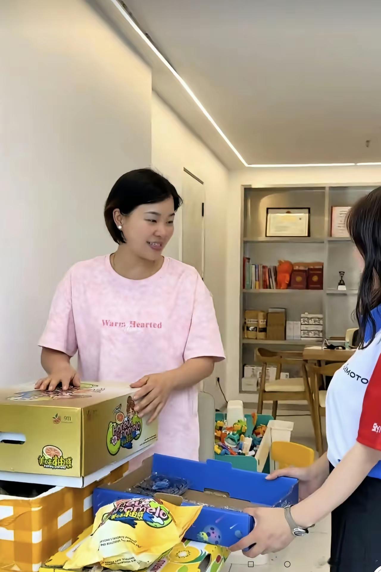 哇塞，张雪妻子真大方，端午节给员工发礼品四大箱子！刚刚刷视频：看到张雪的妻陈星伊