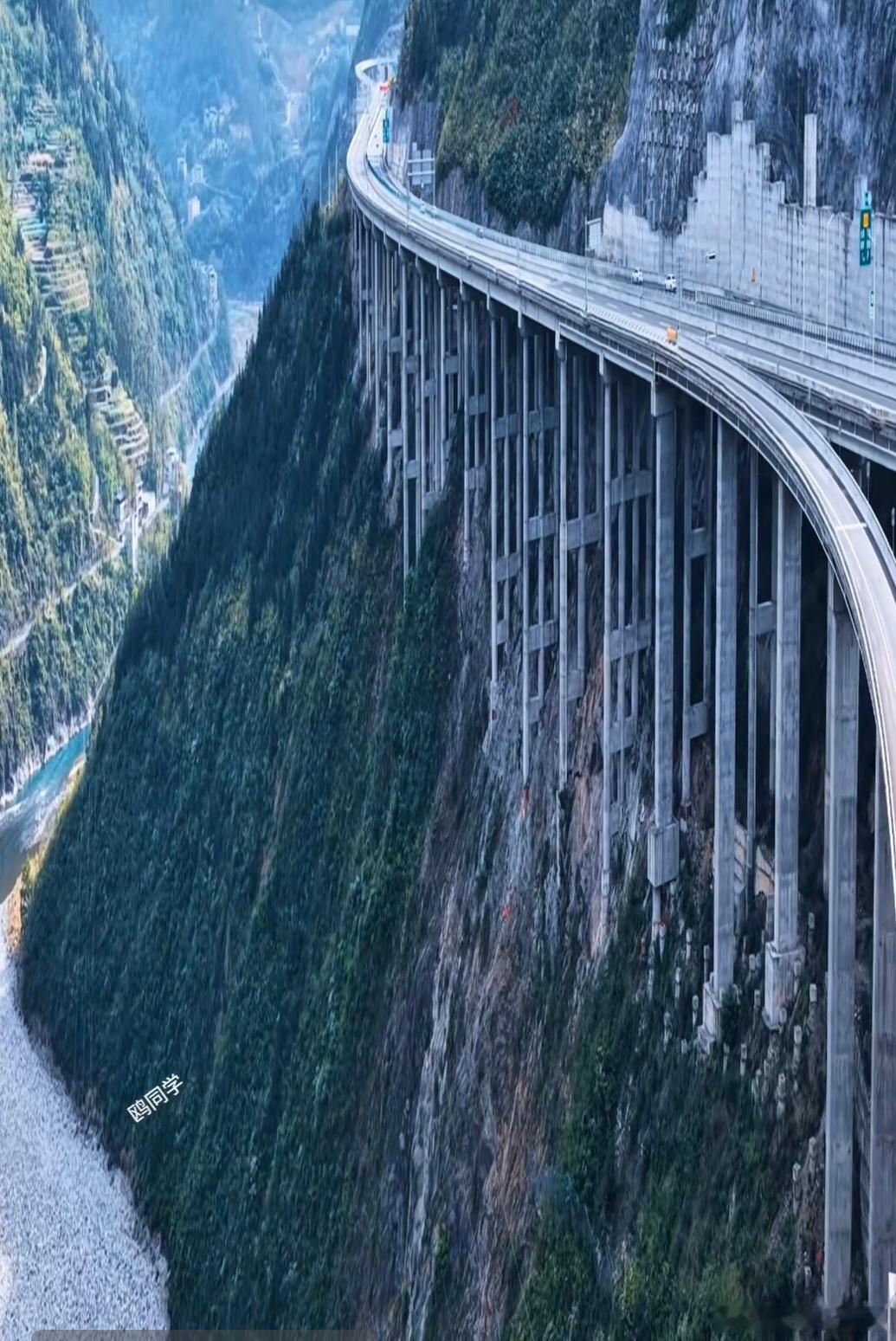 网红视角的中国基建vs路人视角的中国基建，这个大长腿比例调出了天际线