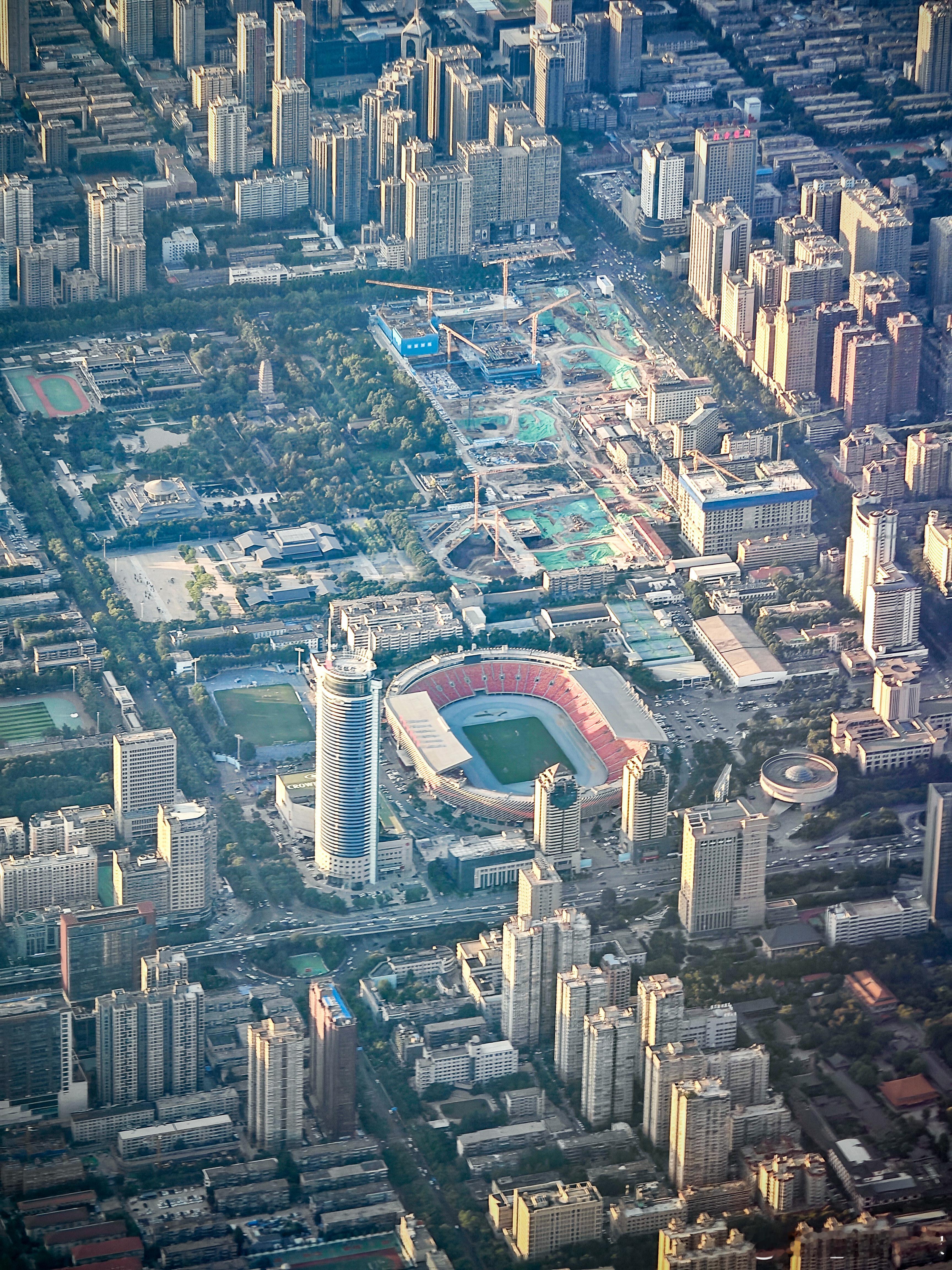 从空中能看出来西安小雁塔太古里已经开始大规模建设了。等2027年建成，从钟楼到永