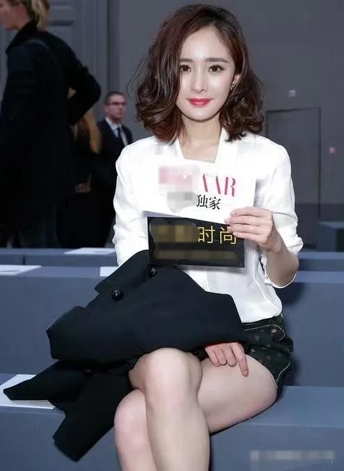 下面是杨幂近期出席活动的几张照片。图片中的杨幂较以前多了几分成熟与性感。

她一