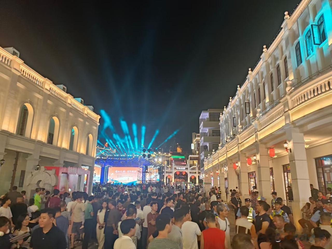 中山百年老街，孙文西路步行街今天正式换新开街，经过一年多的时间翻新改造，一个崭新