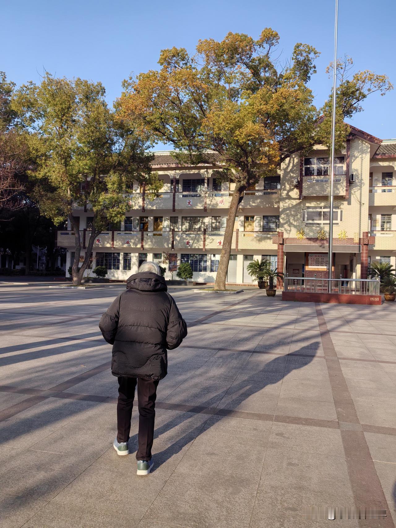 带姑回学校看看——是我的母校，也是姑的母校。

1956年，姑在这里初中毕业，后