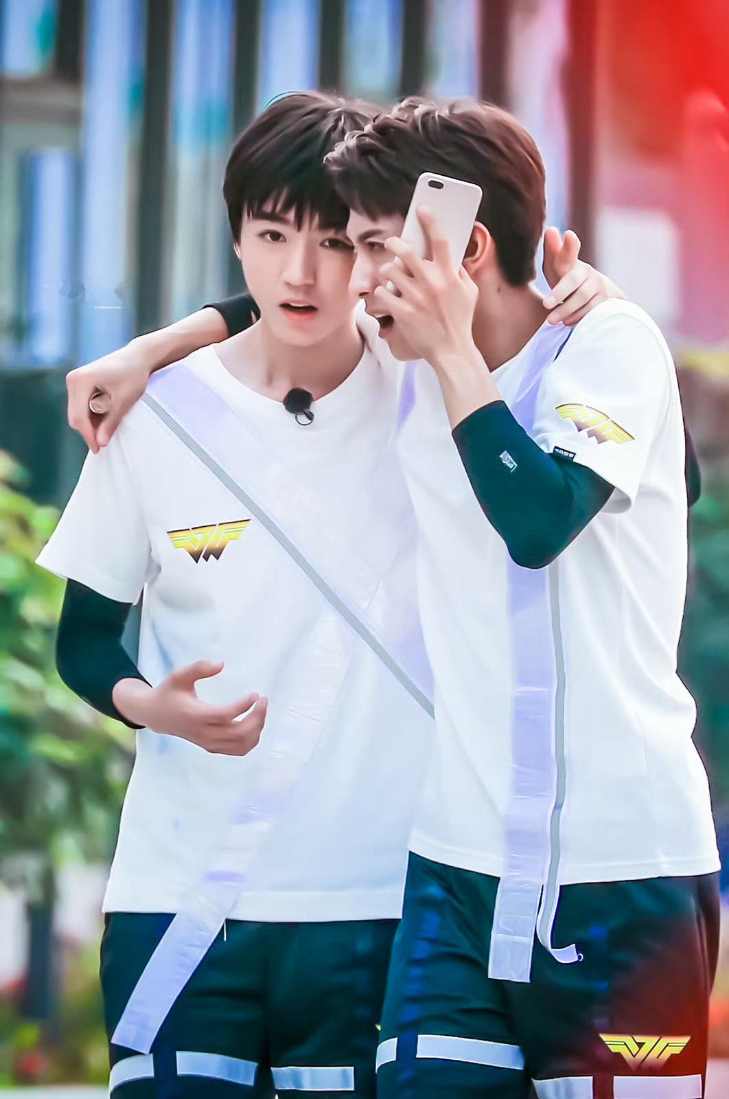 当你在打电话，而你的猫也想听时： 