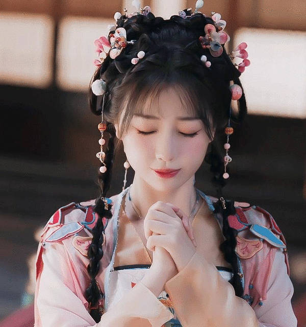 老🐟颜值稍作修饰便足够吸引人，这妆容造型更是加分不少。 