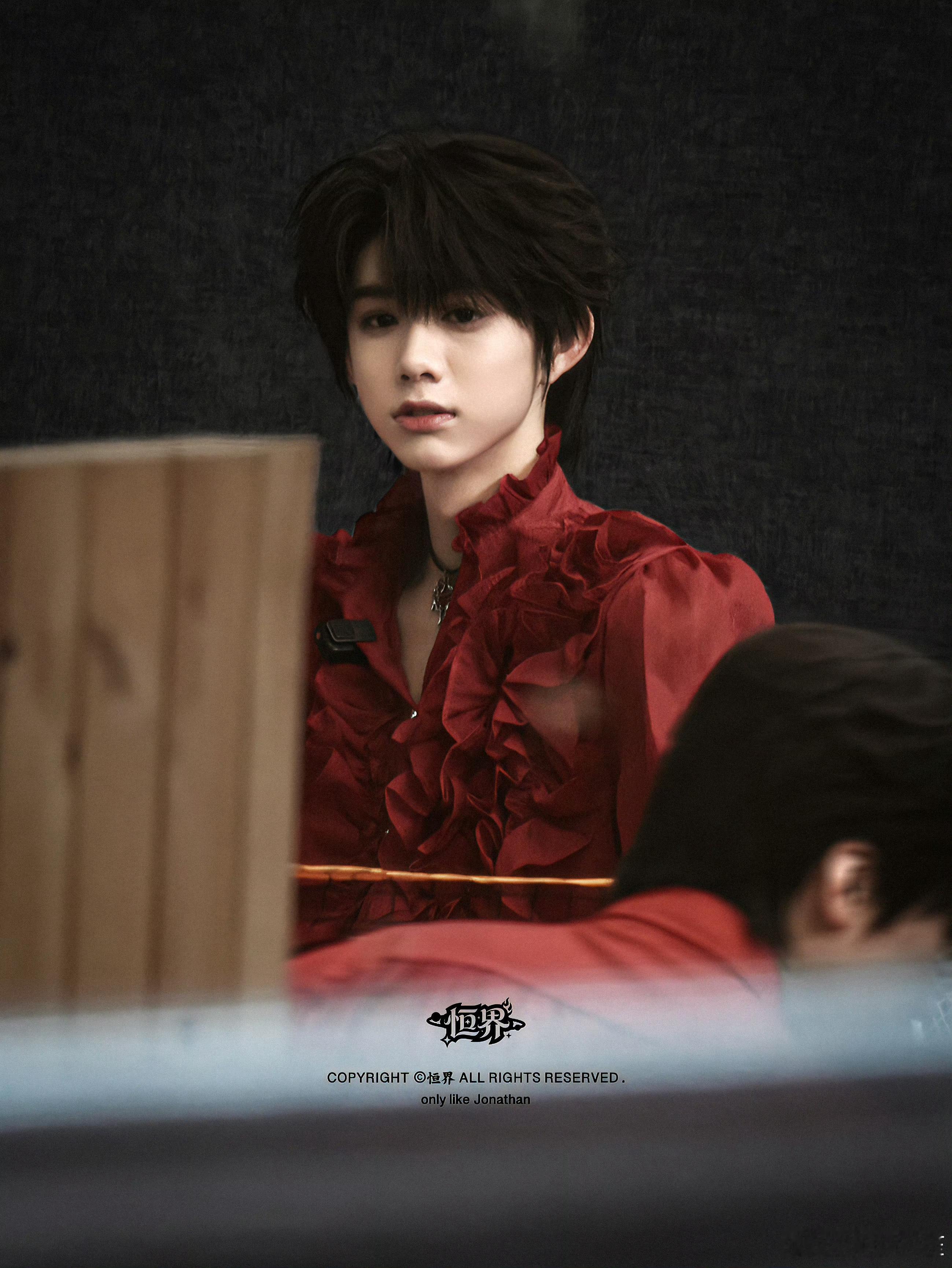 陈奕恒今日外出拍摄路透，好适合红衣啊 