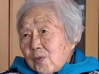 上海老弄堂里，93岁的伍丽天总啃着凉馒头喝稀粥，连5块钱的葱油饼都舍不得买。谁能