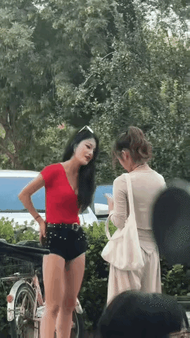 小太妹一言不合就大打出手！[泣不成声]