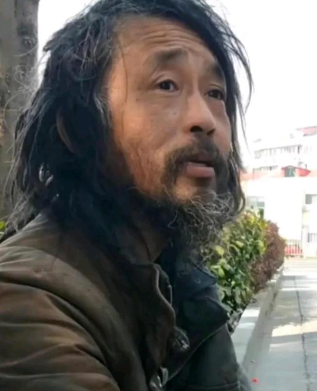 流浪“大师”沈巍的书倦气贯穿他的整个人生，靠捡垃圾爬上人生“巅峰”，功成名就成了