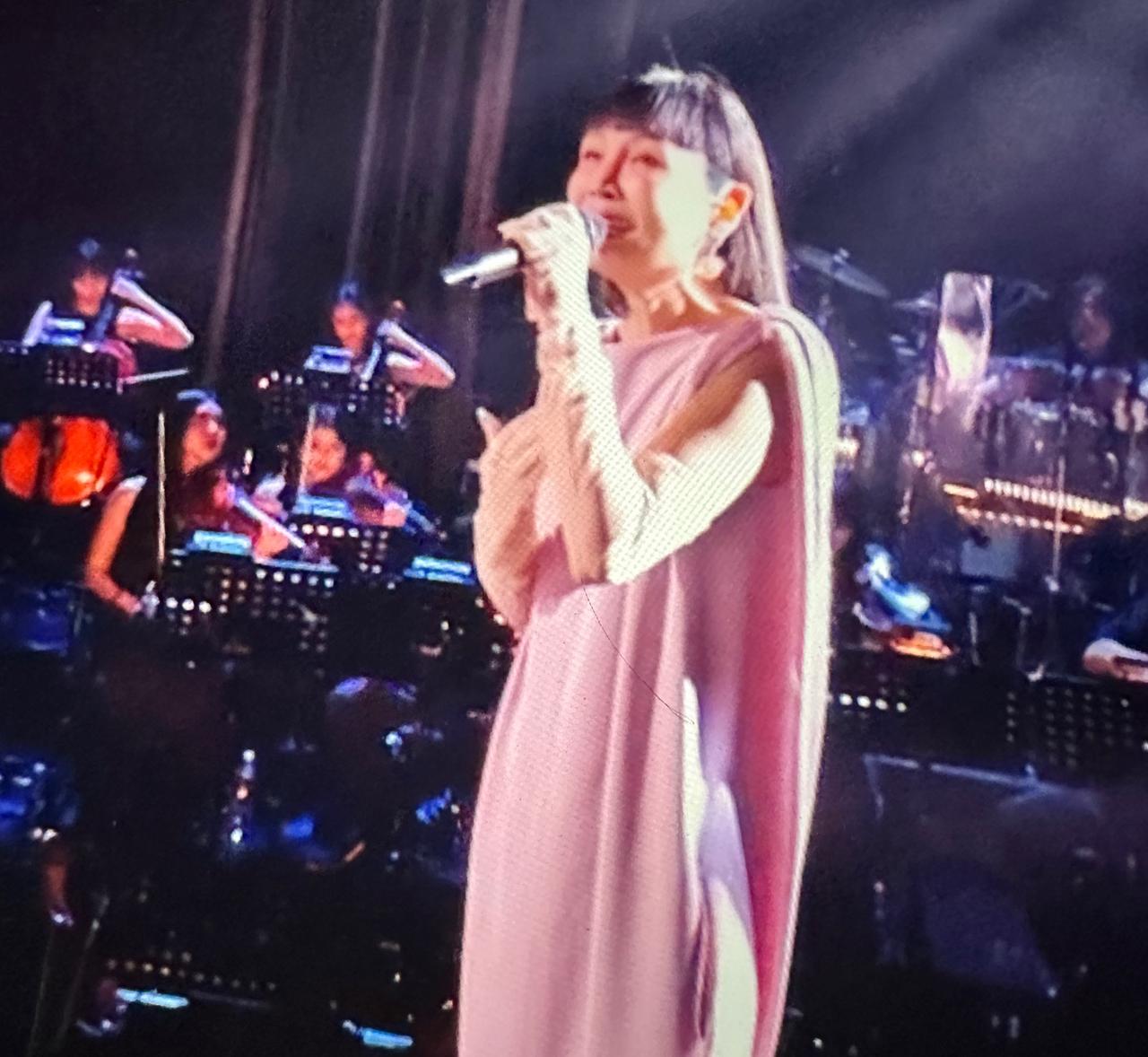 魏如萱今晚的《雪崩》，果然没有让人失望。
王源的词曲写得极美，像一首飘在风里的诗
