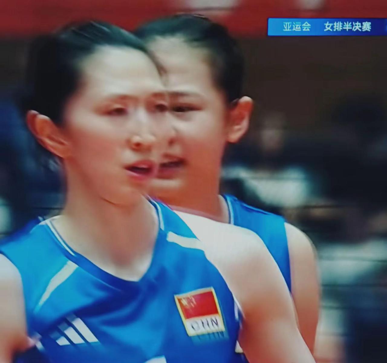 今晚中国女排3:2赢了泰国女排：队员笑了。今晚中国女排队员自信、勇敢、认真、细心