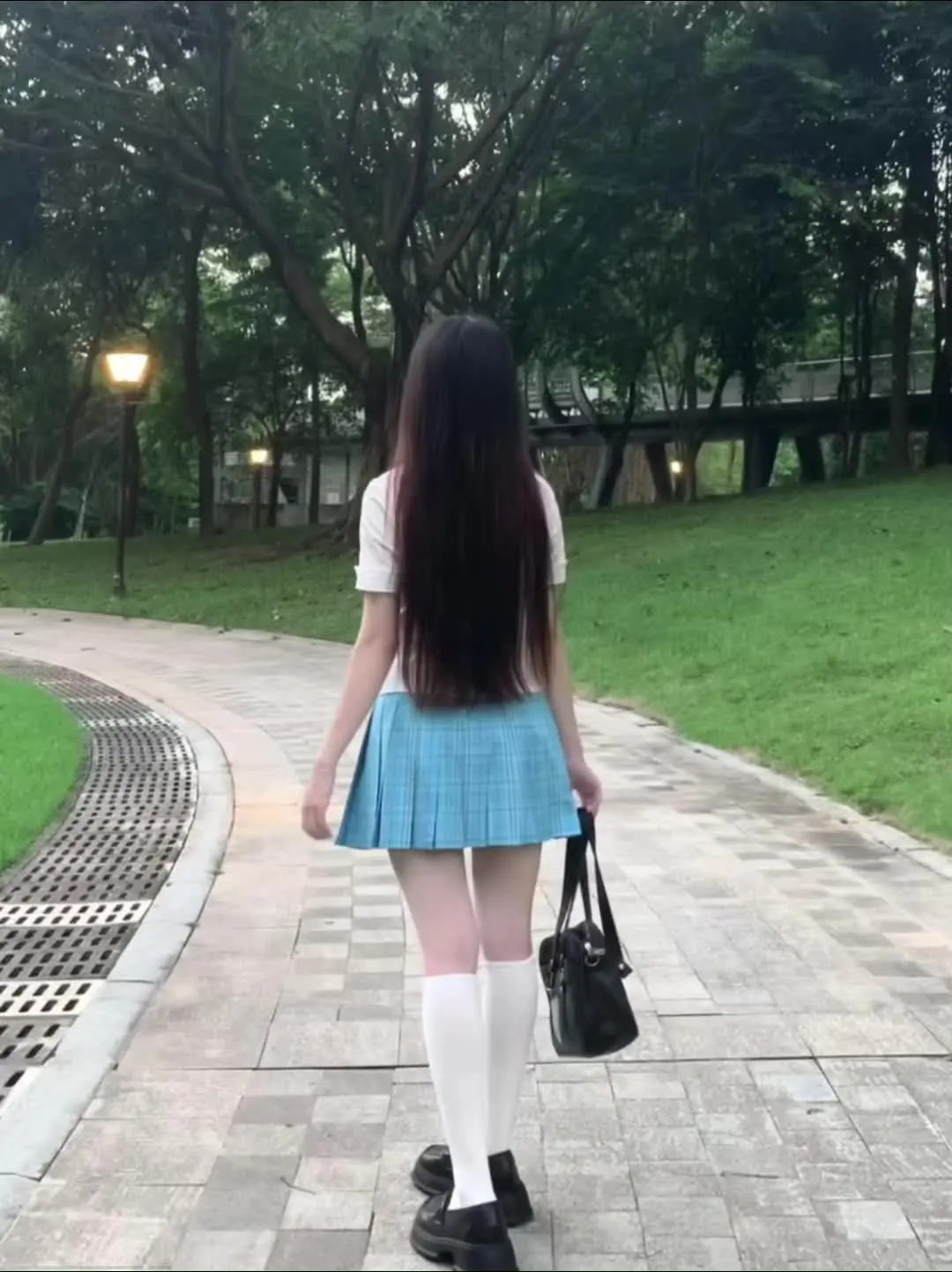 世界那么宽广 别走悲伤的墙角