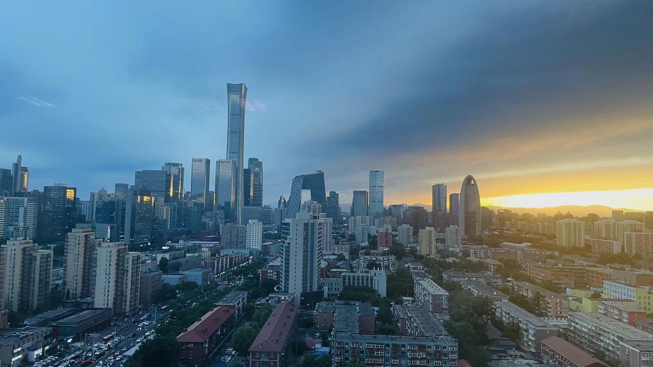夕阳下的繁华都市，高楼林立，车流不息，现代与自然的完美融合。摩天大楼为什么都喜欢